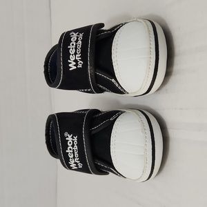 Weebok by Reebok Baby boys size 1 Attachable Strap tennis shoes